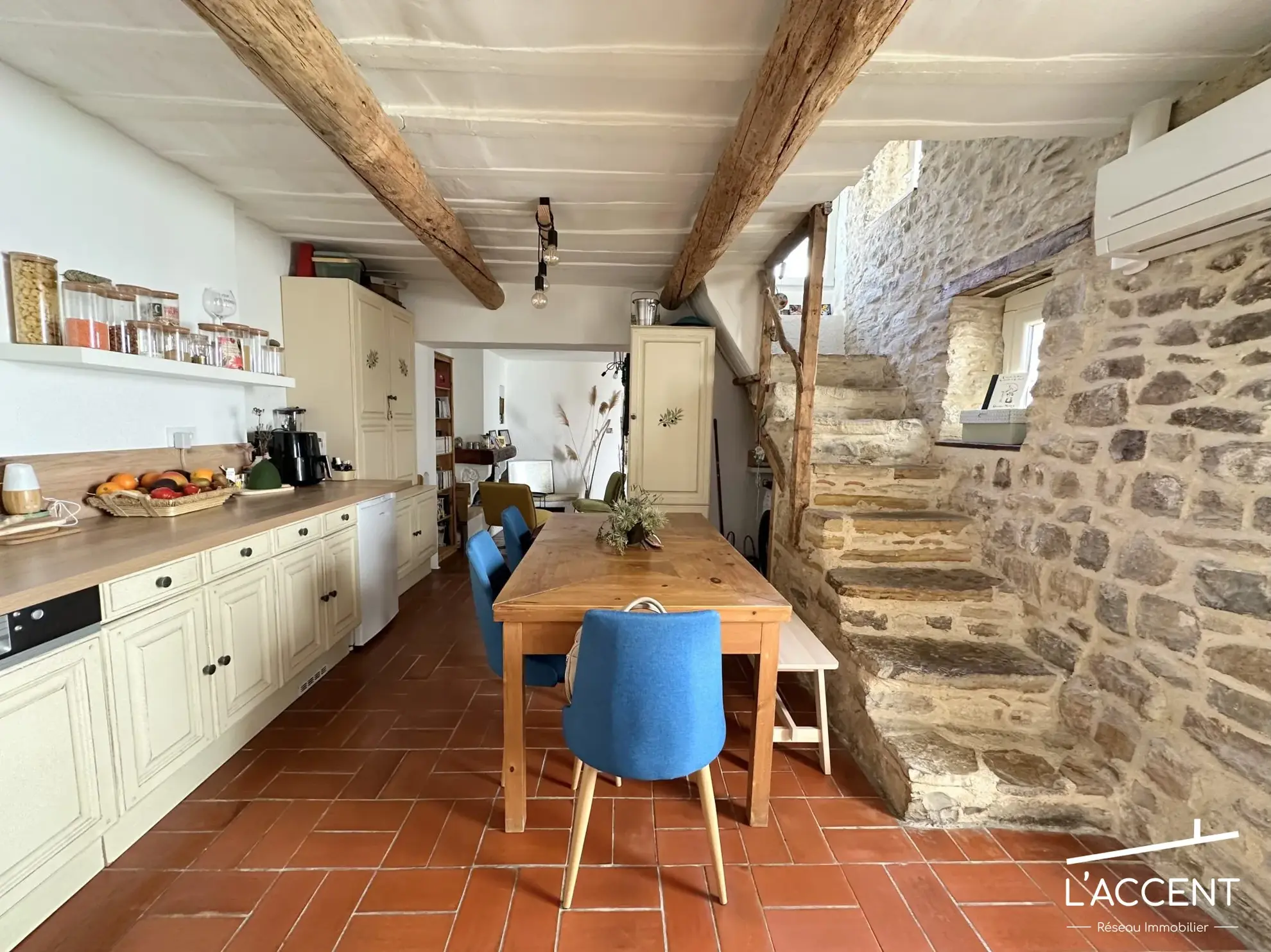 Maison de village en pierres avec terrasse à Aigremont, charme et confort 