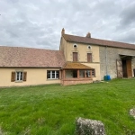 Ancien corps de ferme à rénover avec dépendances et terrain à Oisseau-le-Petit
