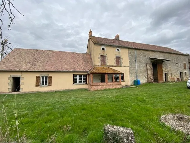 Ancien corps de ferme à rénover avec dépendances et terrain à Oisseau-le-Petit 