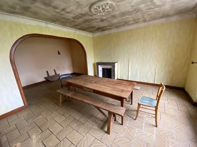 Ancien corps de ferme à rénover avec dépendances et terrain à Oisseau-le-Petit 
