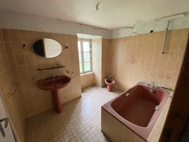 Ancien corps de ferme à rénover avec dépendances et terrain à Oisseau-le-Petit 
