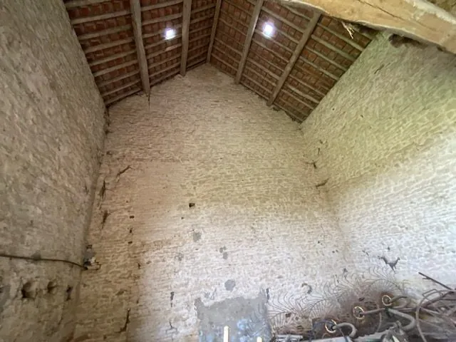 Ancien corps de ferme à rénover avec dépendances et terrain à Oisseau-le-Petit 