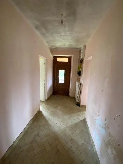 Ancien corps de ferme à rénover avec dépendances et terrain à Oisseau-le-Petit 