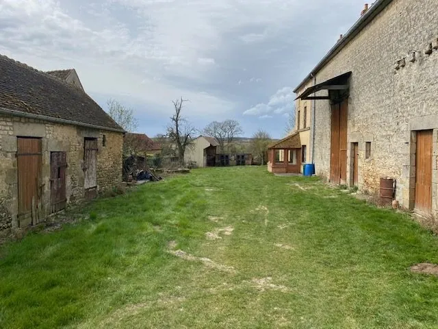 Ancien corps de ferme à rénover avec dépendances et terrain à Oisseau-le-Petit 
