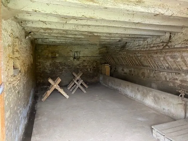 Ancien corps de ferme à rénover avec dépendances et terrain à Oisseau-le-Petit 
