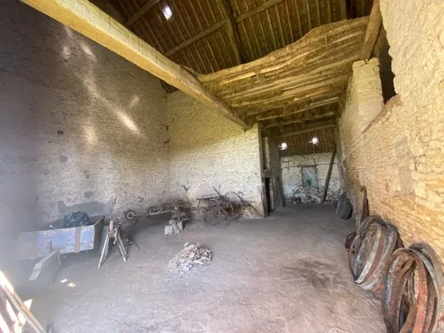 Ancien corps de ferme à rénover avec dépendances et terrain à Oisseau-le-Petit 