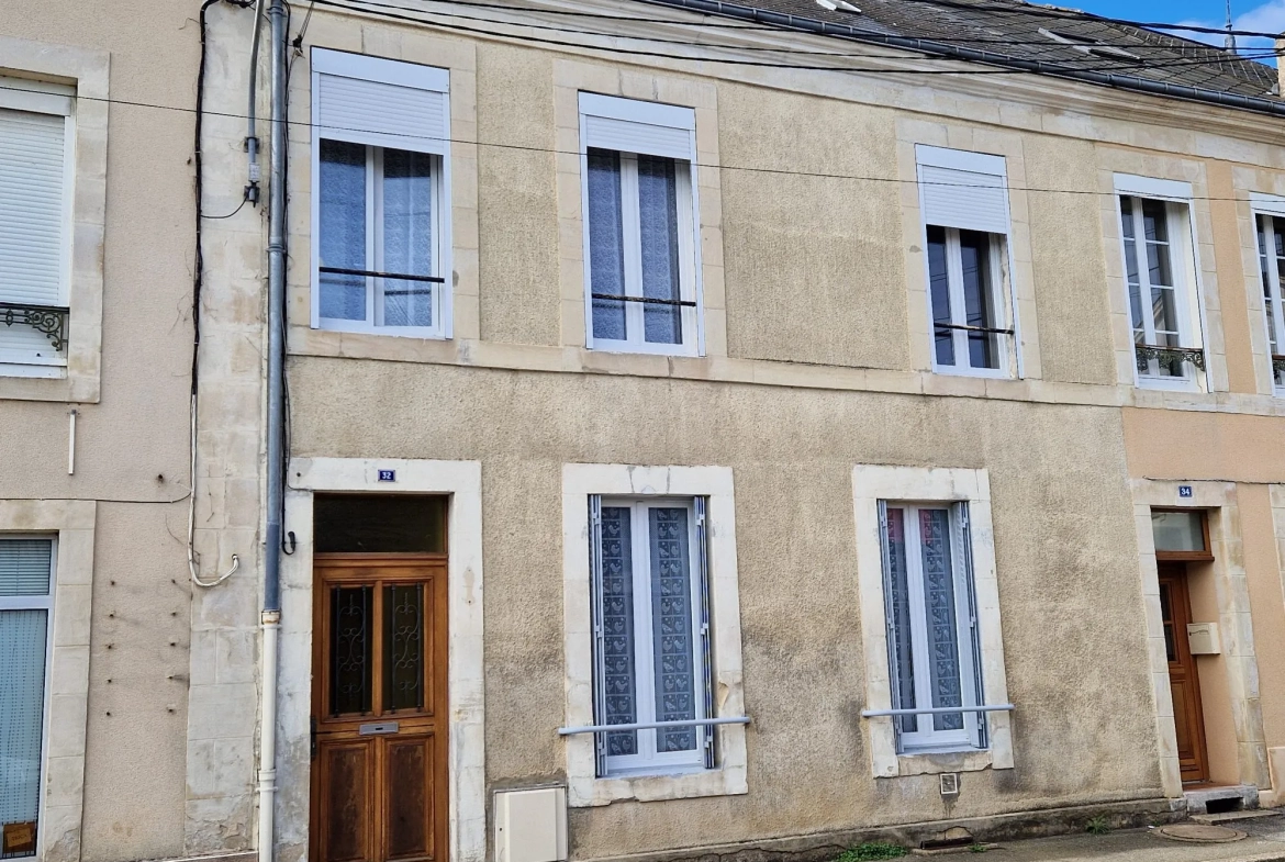 Maison de ville à vendre à Mamers - 87 m², terrasse, garage, locataire en place 