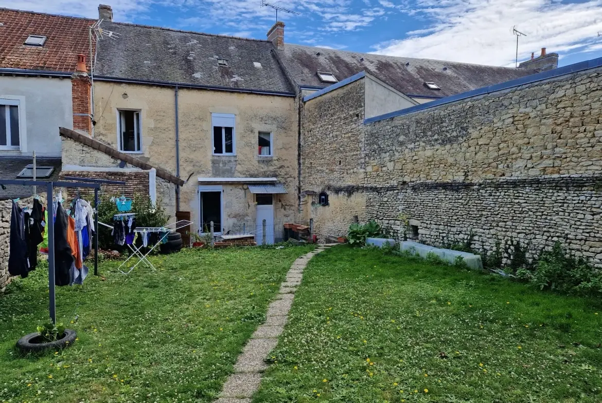 Maison de ville à vendre à Mamers - 87 m², terrasse, garage, locataire en place 
