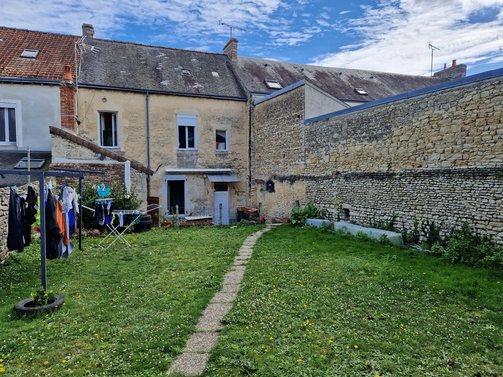 Maison de ville à vendre à Mamers - 87 m², terrasse, garage, locataire en place 
