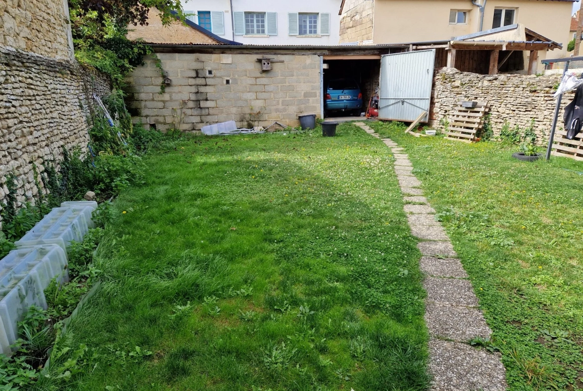 Maison de ville à vendre à Mamers - 87 m², terrasse, garage, locataire en place 