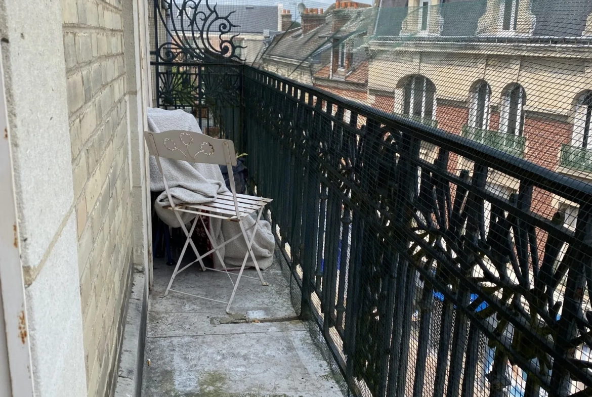 Appartement à vendre à Noyon, 2 chambres, balcon, locatif, charmant et lumineux 