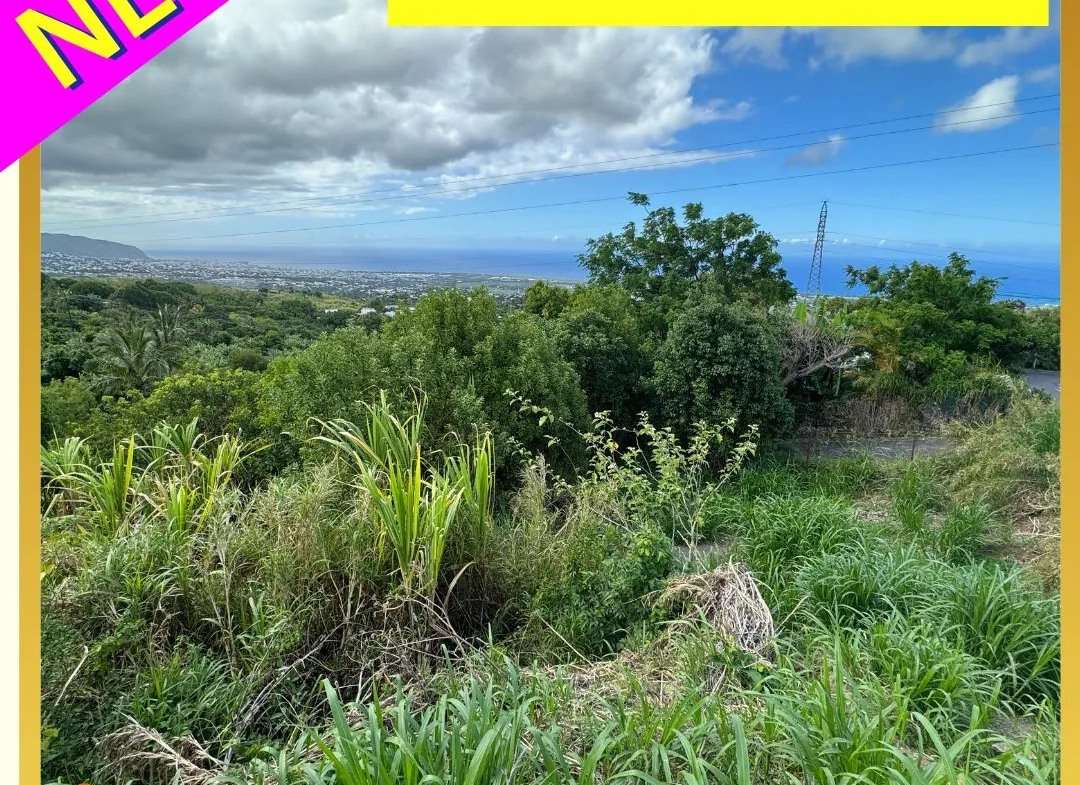 Terrain constructible de 370 m² à Sainte-Marie avec vue panoramique sur mer et montagnes 