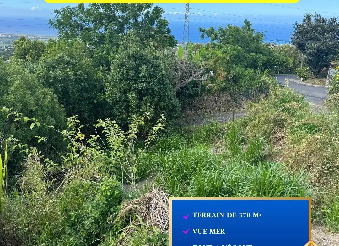 Terrain constructible de 370 m² à Sainte-Marie avec vue panoramique sur mer et montagnes 