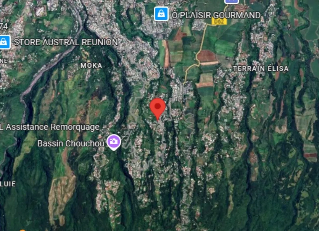 Terrain constructible de 370 m² à Sainte-Marie avec vue panoramique sur mer et montagnes 