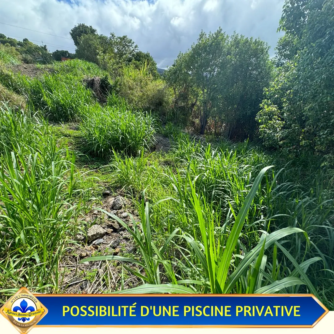 Terrain constructible de 370 m² à Sainte-Marie avec vue panoramique sur mer et montagnes 