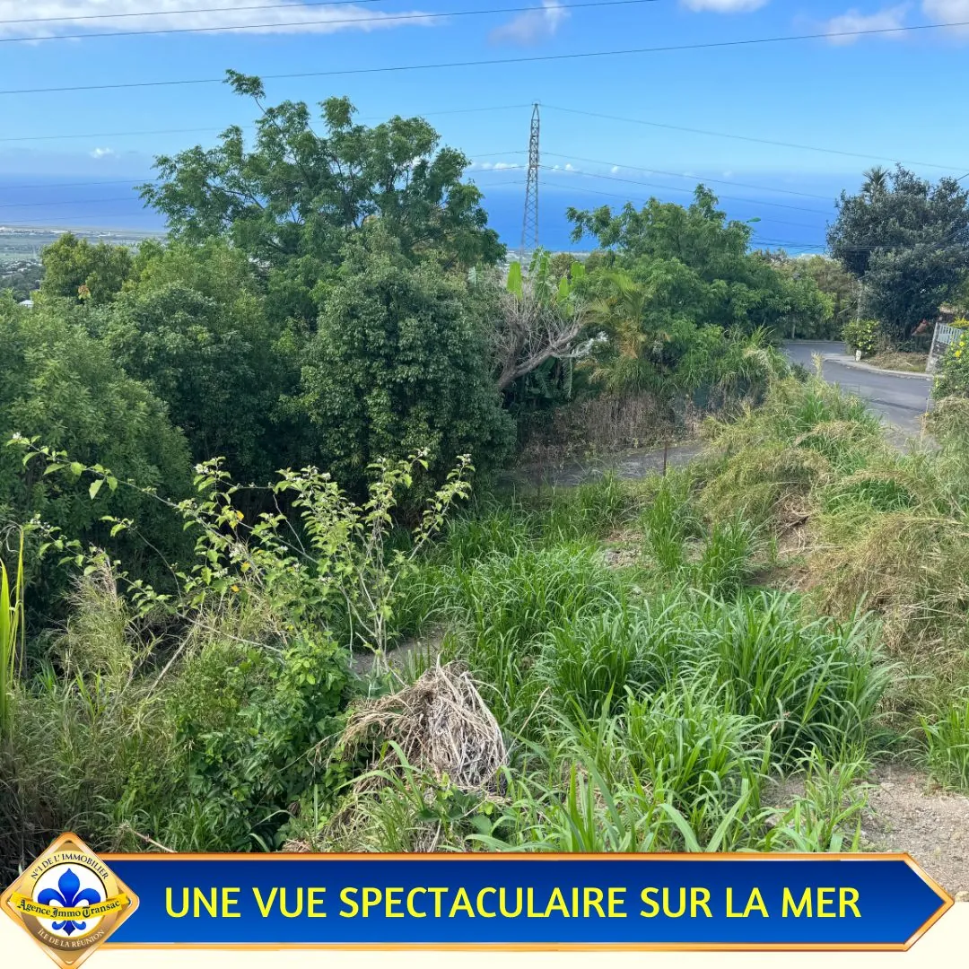 Terrain constructible de 370 m² à Sainte-Marie avec vue panoramique sur mer et montagnes 