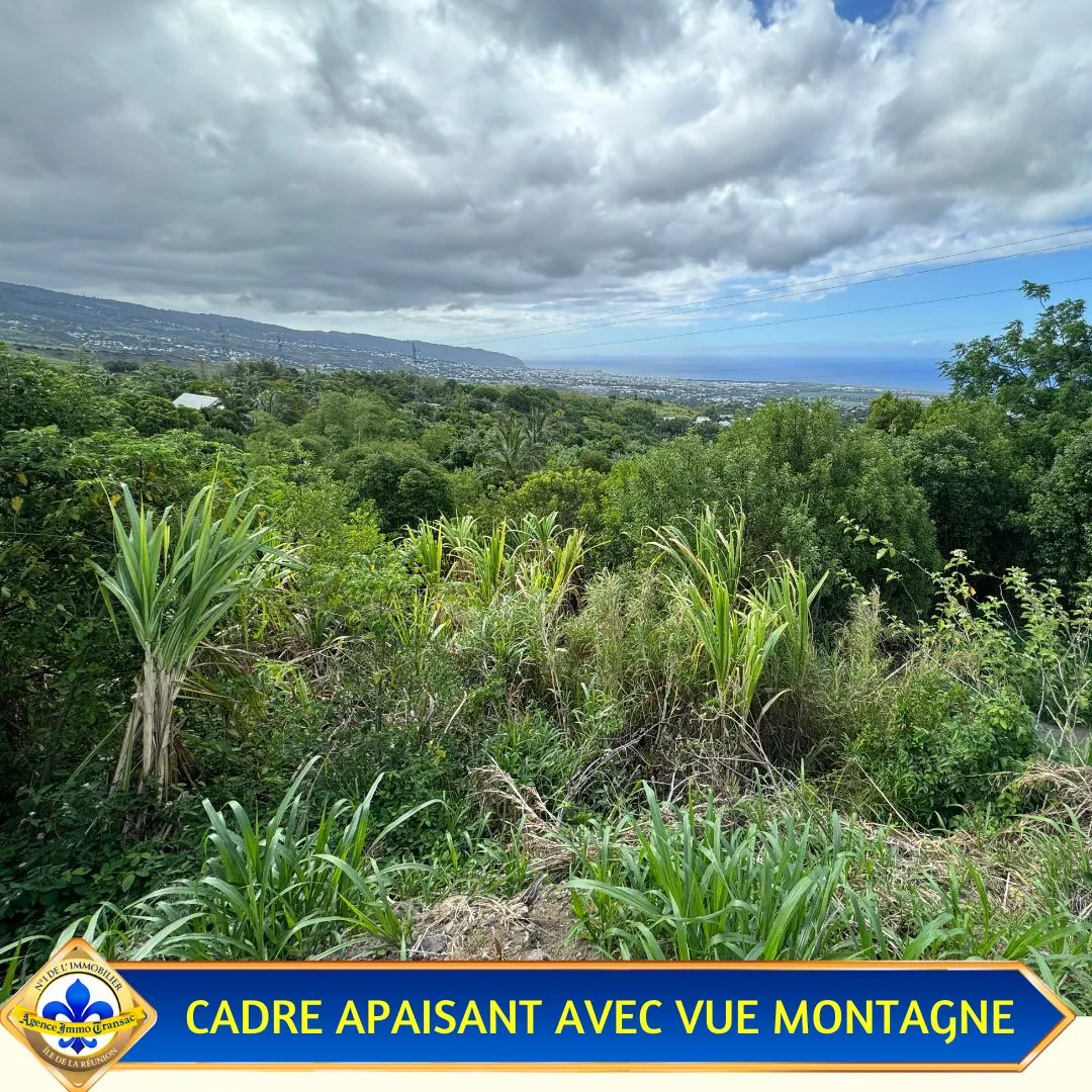Terrain constructible de 370 m² à Sainte-Marie avec vue panoramique sur mer et montagnes 
