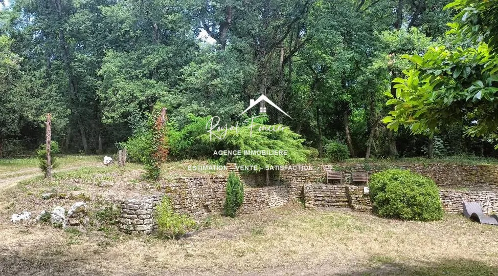 Espace détente  Maison ancienne de 45 m² à Châtellerault avec grand terrain, idéal pour vivre au calme 