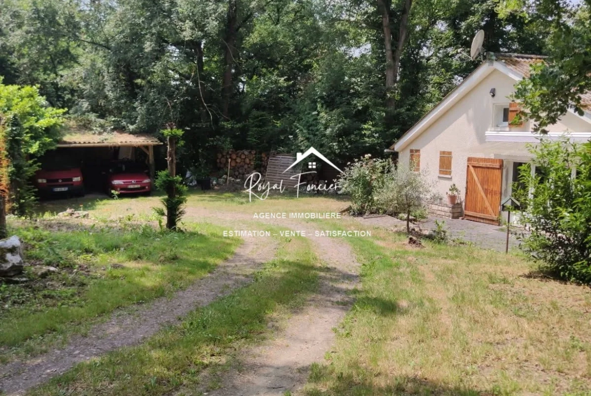 Entrée dans la propriété  Maison ancienne de 45 m² à Châtellerault avec grand terrain, idéal pour vivre au calme 