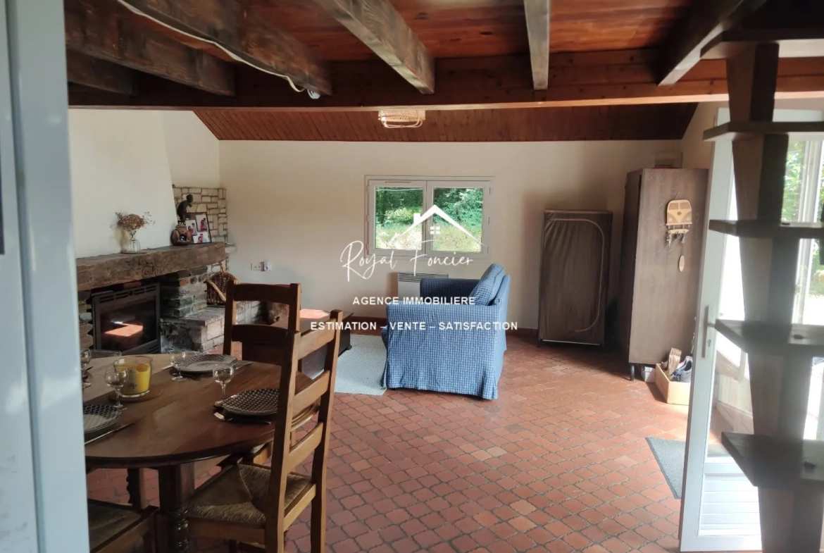 Pièce de vie  Maison ancienne de 45 m² à Châtellerault avec grand terrain, idéal pour vivre au calme 