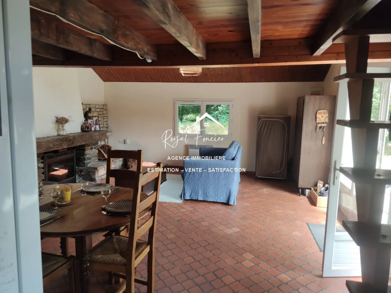 Pièce de vie  Maison ancienne de 45 m² à Châtellerault avec grand terrain, idéal pour vivre au calme 