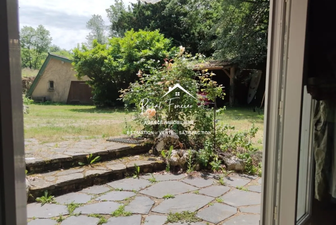 Maison ancienne de 45 m² à Châtellerault avec grand terrain, idéal pour vivre au calme 