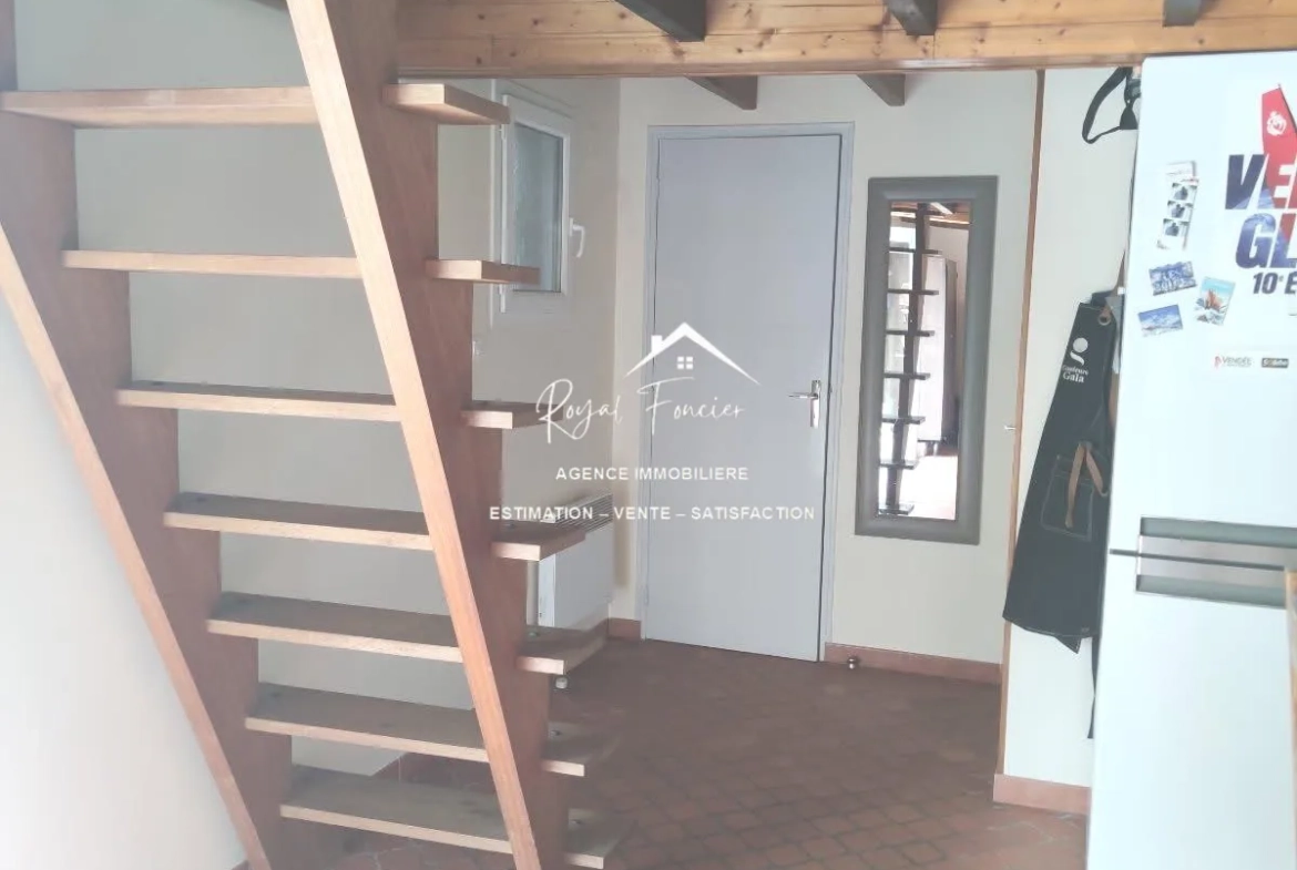 Accéder au premier étage  Maison ancienne de 45 m² à Châtellerault avec grand terrain, idéal pour vivre au calme 