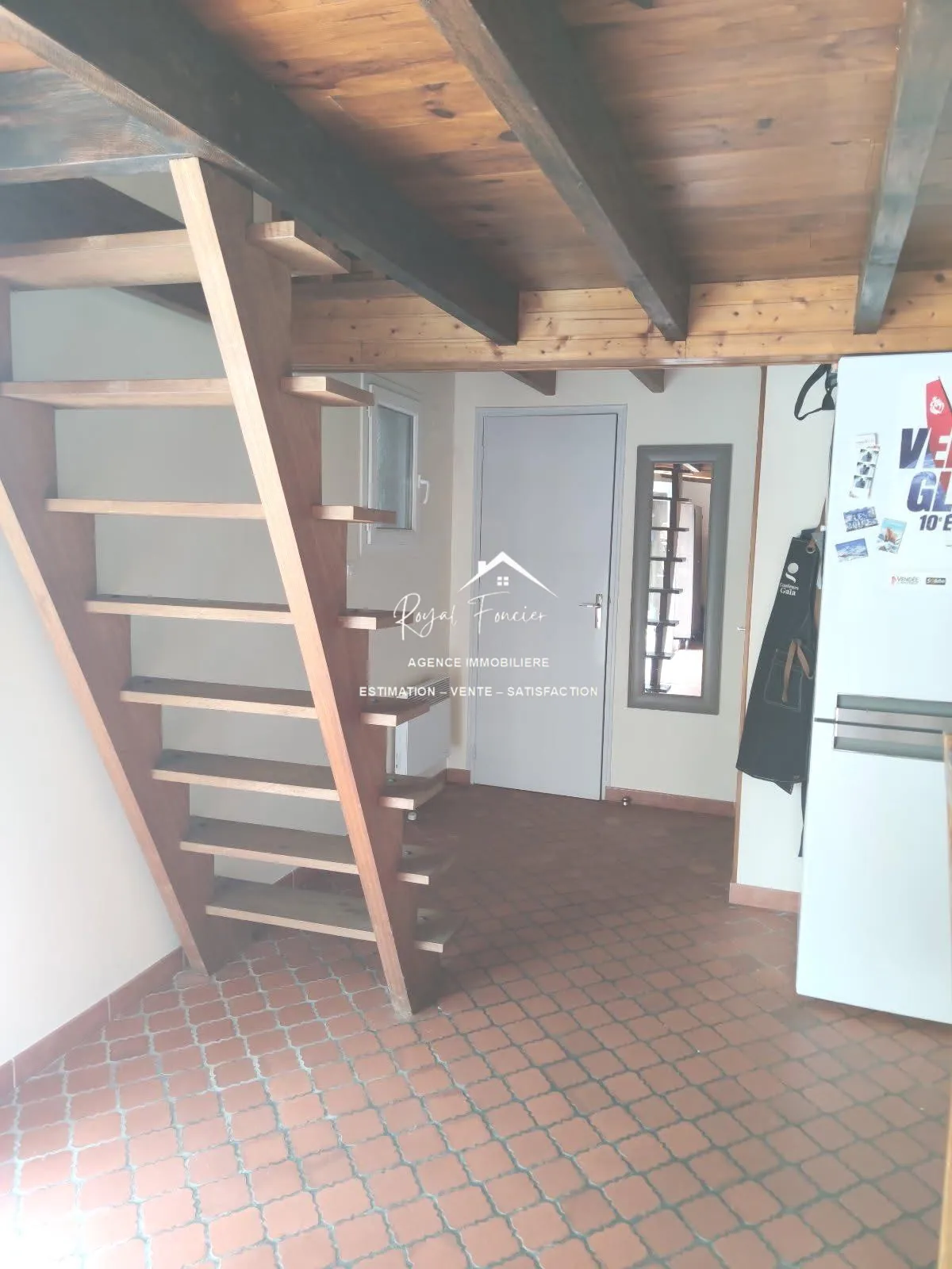 Accéder au premier étage  Maison ancienne de 45 m² à Châtellerault avec grand terrain, idéal pour vivre au calme 