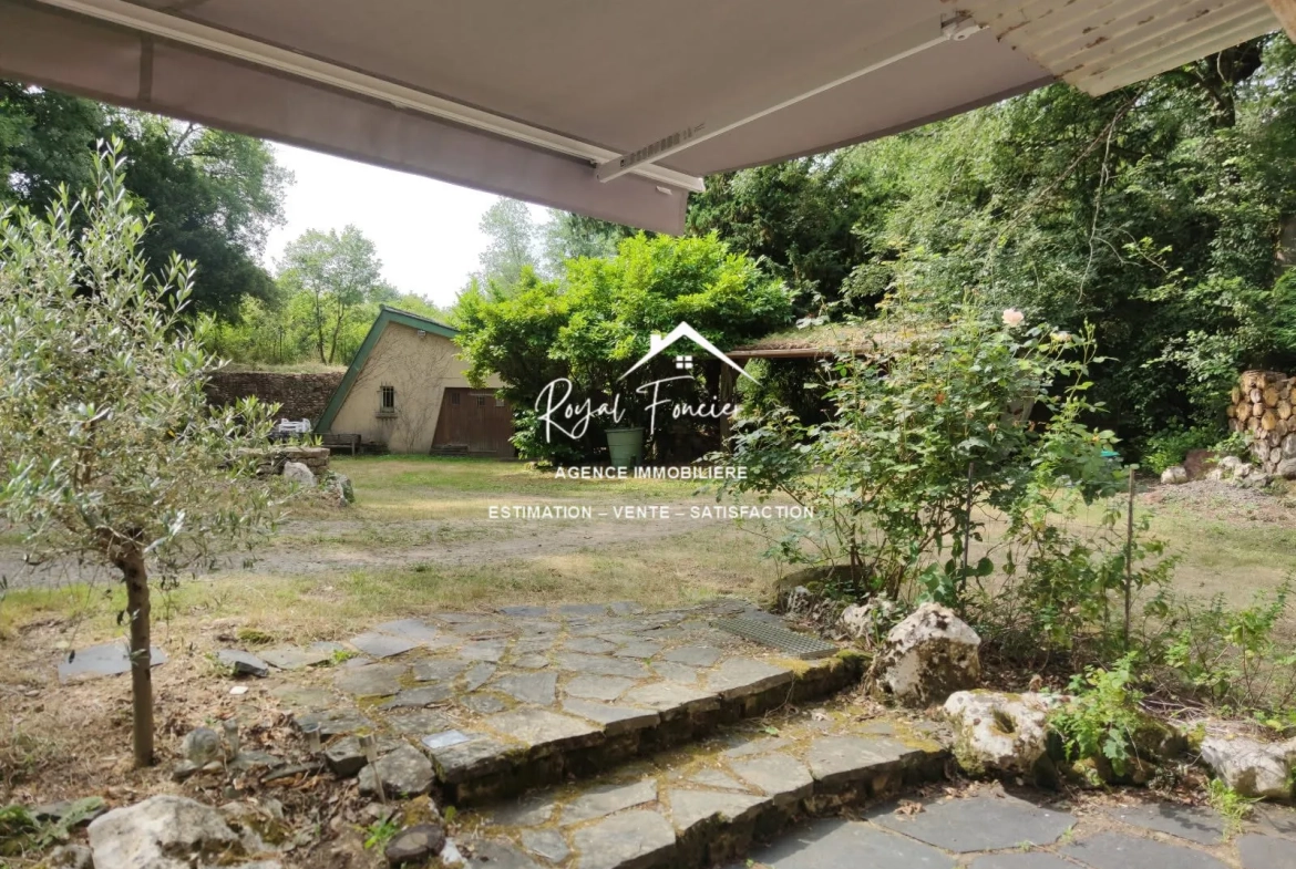 Terrasse avant  Maison ancienne de 45 m² à Châtellerault avec grand terrain, idéal pour vivre au calme 