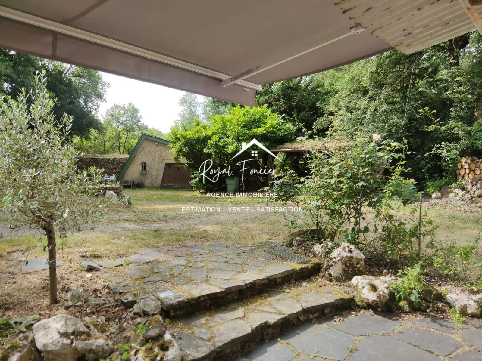 Terrasse avant  Maison ancienne de 45 m² à Châtellerault avec grand terrain, idéal pour vivre au calme 