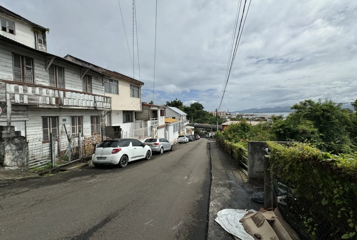 Maison T4 à vendre à Fort-de-France avec vue sur la Baie 