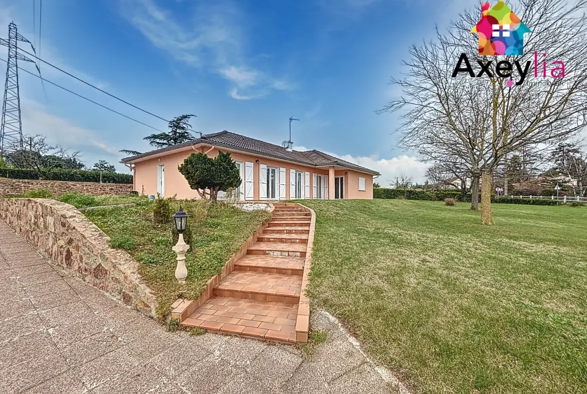 Maison de plain-pied à Villerest avec terrain constructible, terrasse et vue agréable 