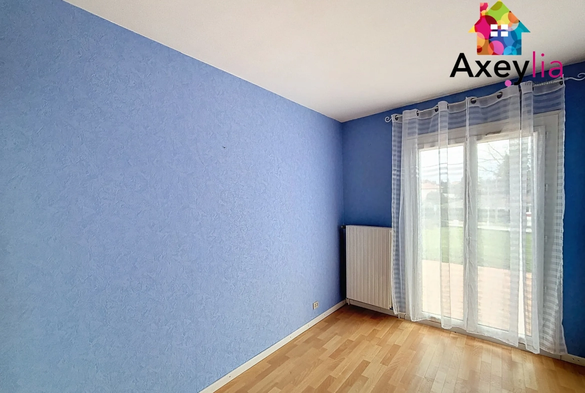 Maison de plain-pied à Villerest avec terrain constructible, terrasse et vue agréable 