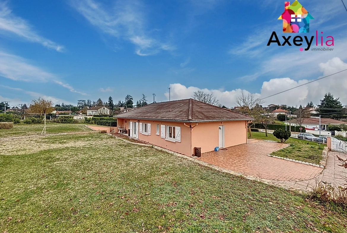 Maison de plain-pied à Villerest avec terrain constructible, terrasse et vue agréable 