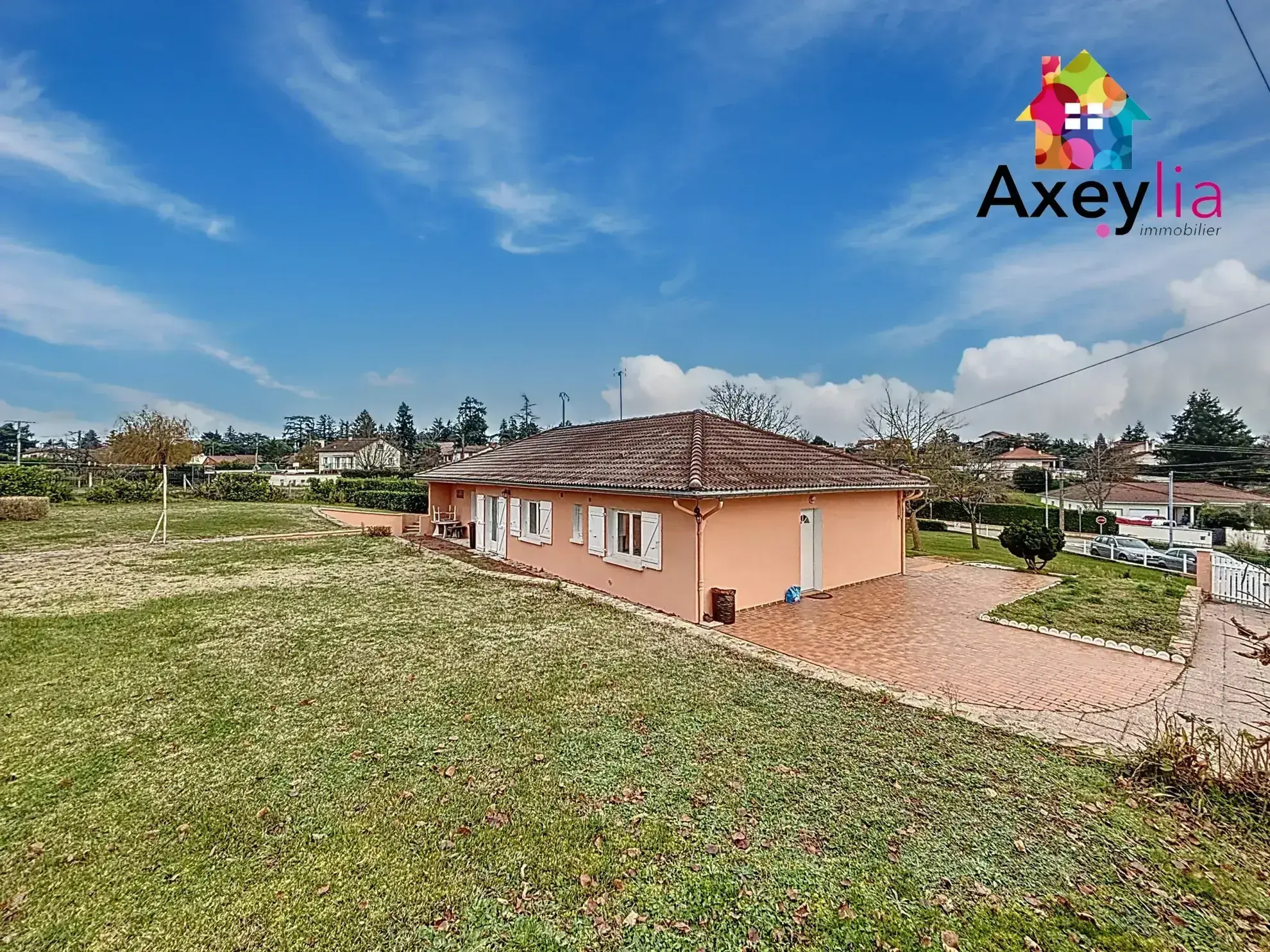 Maison de plain-pied à Villerest avec terrain constructible, terrasse et vue agréable 