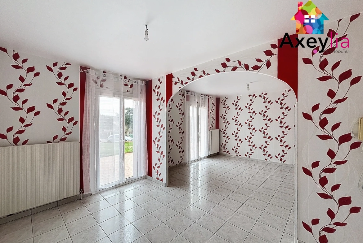 Maison de plain-pied à Villerest avec terrain constructible, terrasse et vue agréable 
