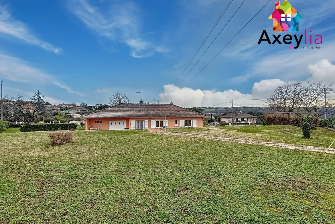 Maison de plain-pied à Villerest avec terrain constructible, terrasse et vue agréable 