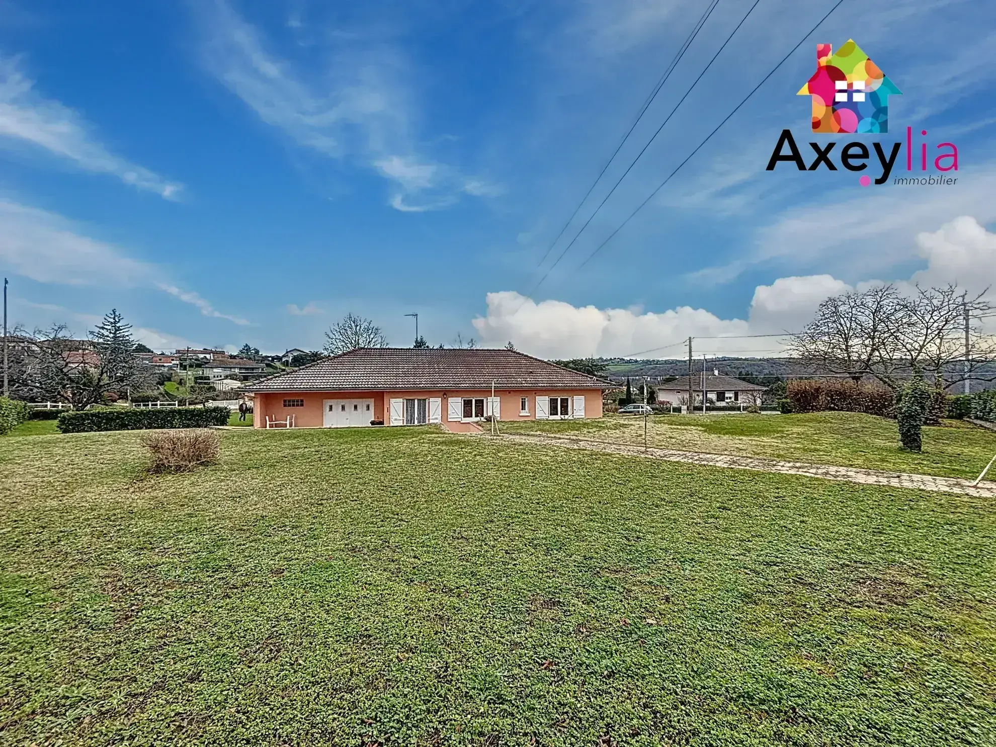 Maison de plain-pied à Villerest avec terrain constructible, terrasse et vue agréable 