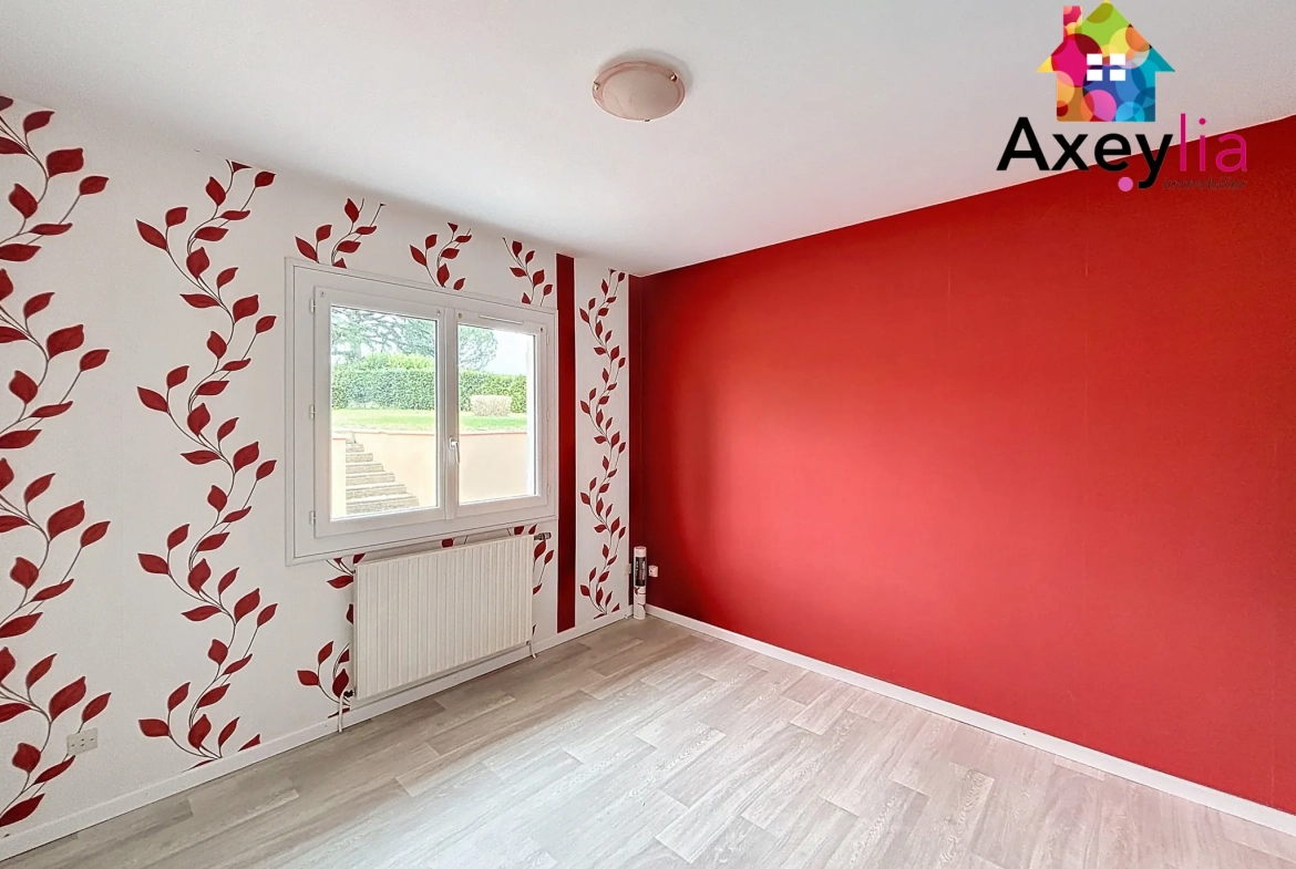 Maison de plain-pied à Villerest avec terrain constructible, terrasse et vue agréable 