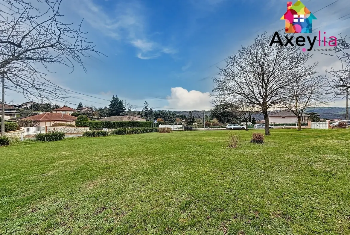 Maison de plain-pied à Villerest avec terrain constructible, terrasse et vue agréable 