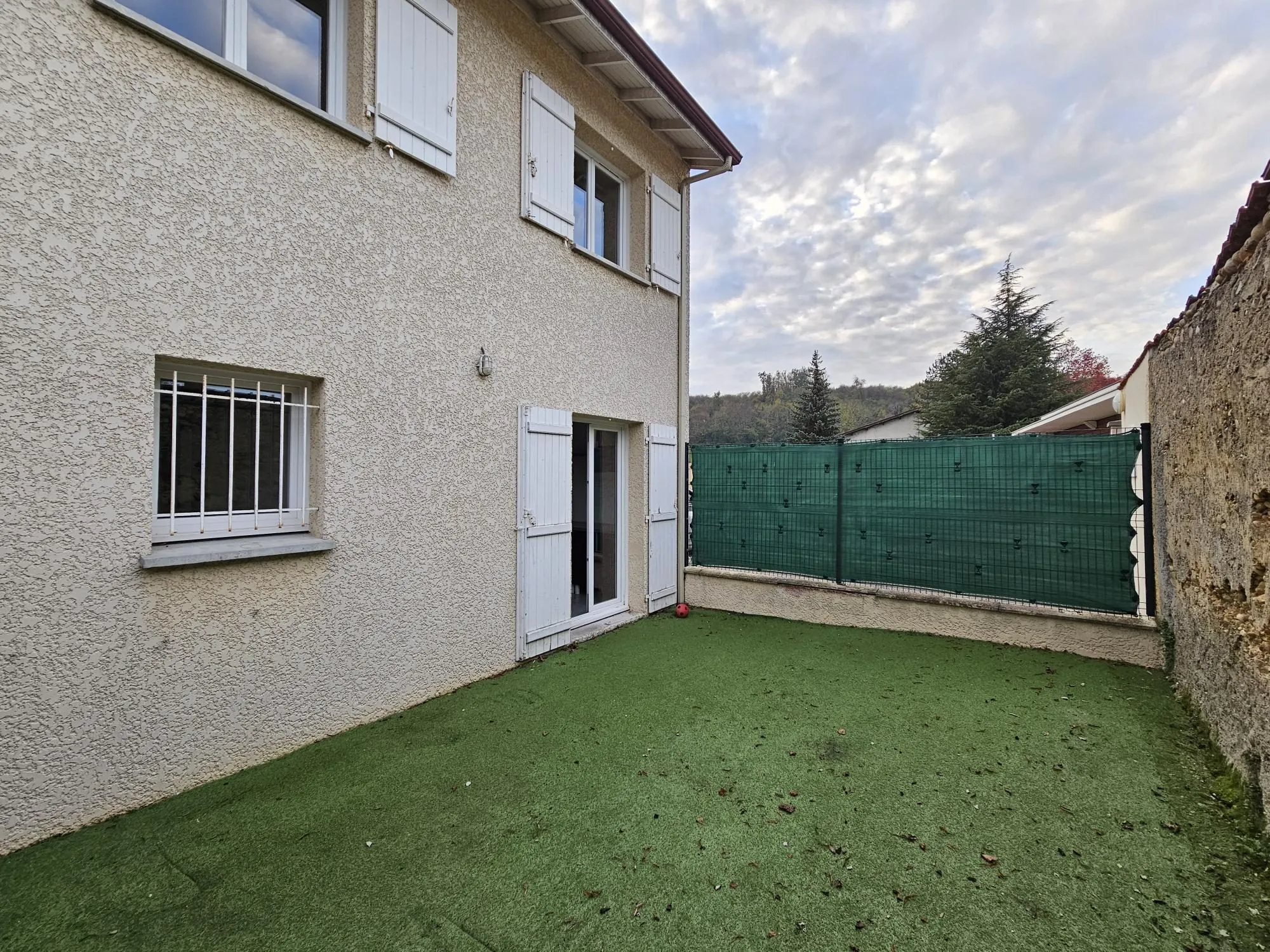 Maison mitoyenne T5 de 99 m² avec extérieur en plein centre de Champier 