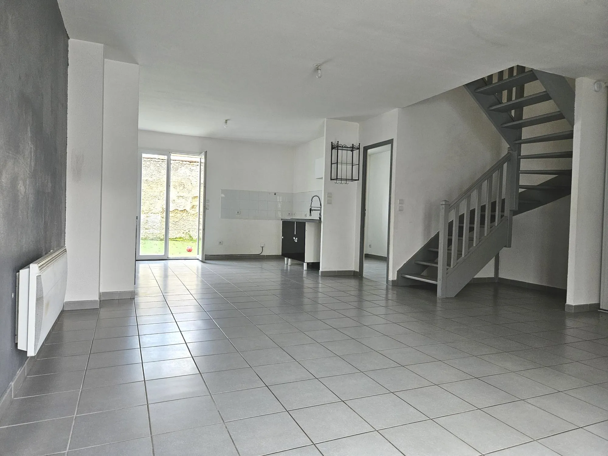 Maison mitoyenne T5 de 99 m² avec extérieur en plein centre de Champier 