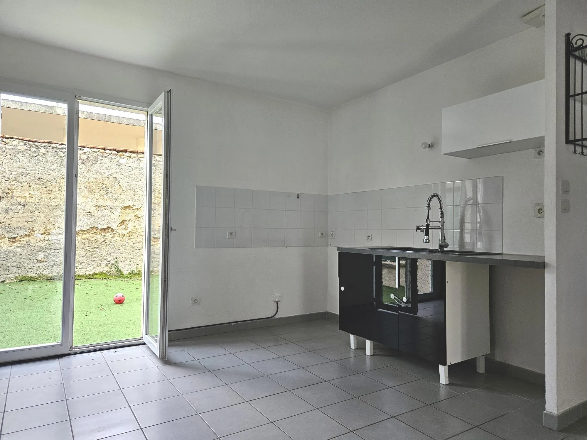 Maison mitoyenne T5 de 99 m² avec extérieur en plein centre de Champier 
