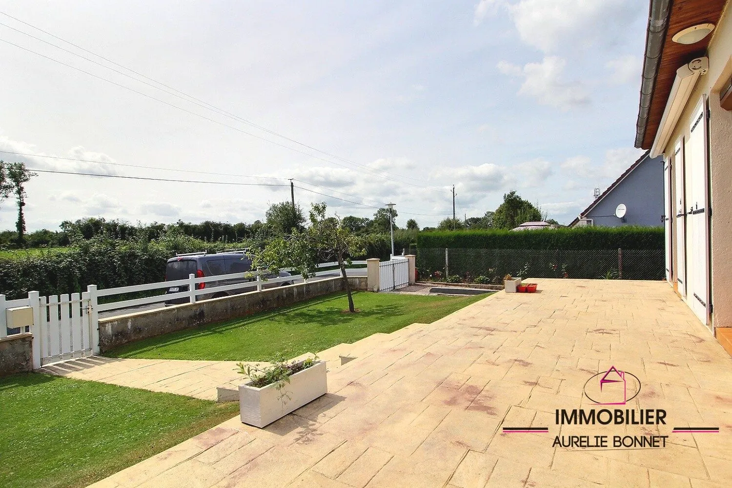 Maison 4 chambres de plain-pied avec terrasse et jardin à Saint Cyr du Ronceray 