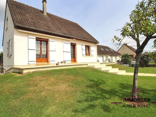Maison 4 chambres de plain-pied avec terrasse et jardin à Saint Cyr du Ronceray