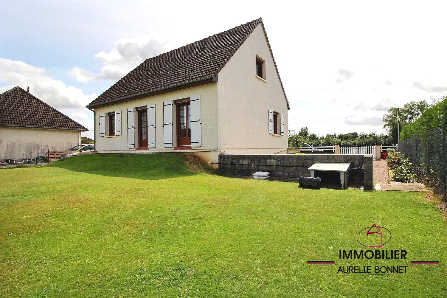 Maison 4 chambres de plain-pied avec terrasse et jardin à Saint Cyr du Ronceray 