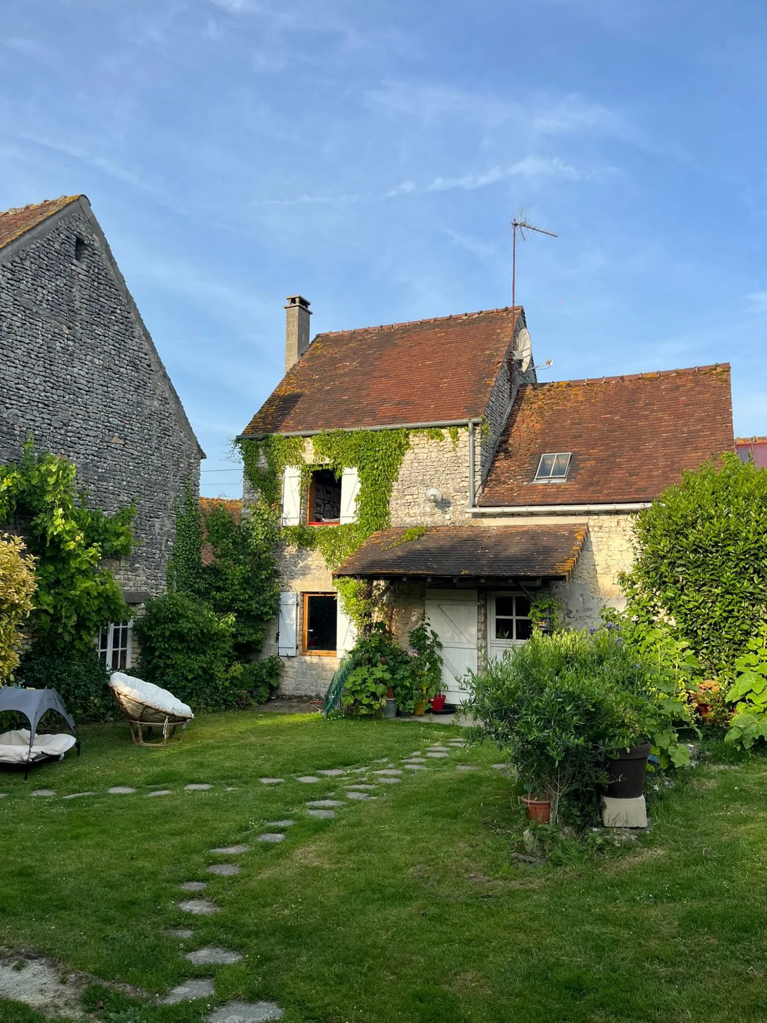 Charmante maison en pierre de 80 m² avec jardin à Argentan 