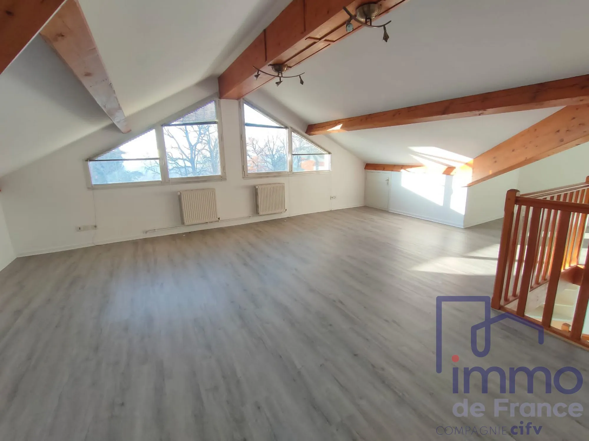À vendre appartement duplex lumineux à Veauche, 88.65 m² avec 2 chambres et ascenseur 