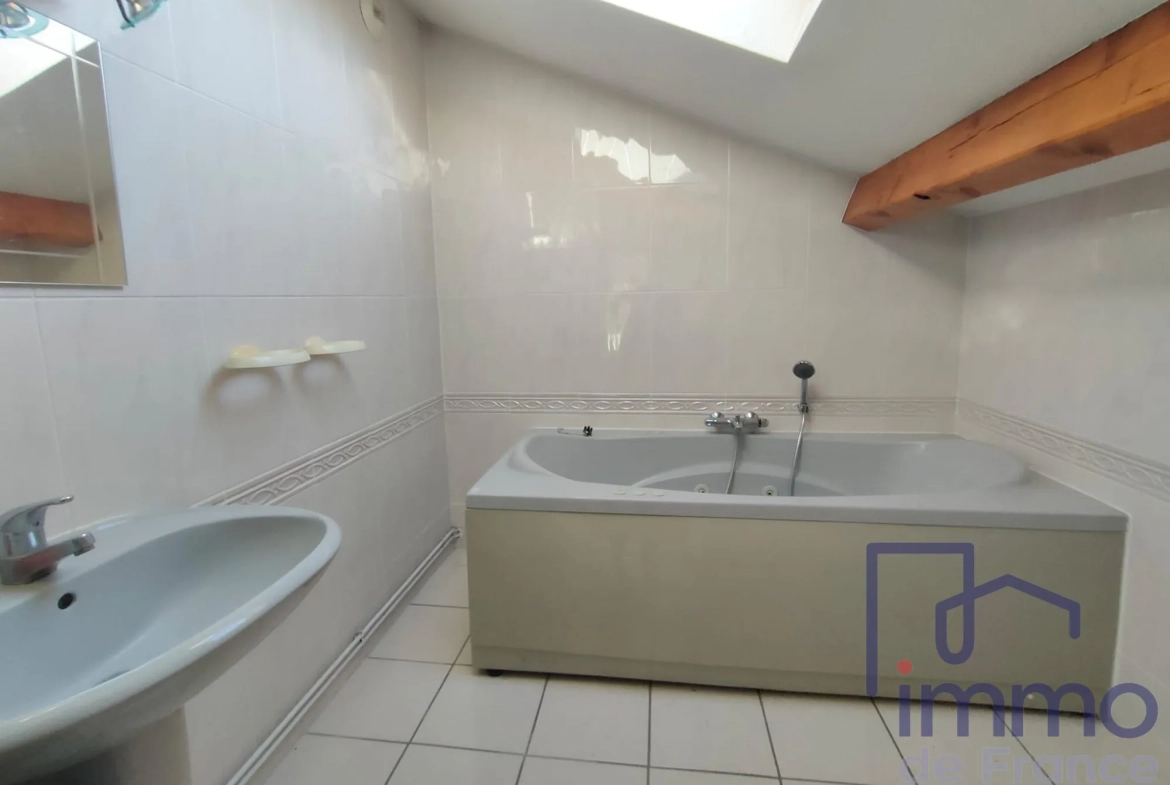 À vendre appartement duplex lumineux à Veauche, 88.65 m² avec 2 chambres et ascenseur 