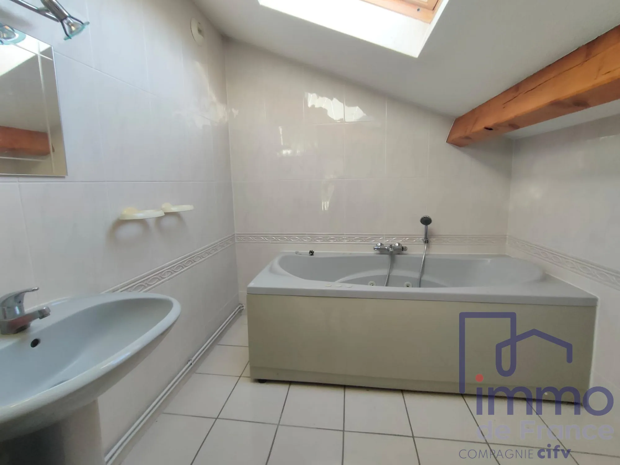 À vendre appartement duplex lumineux à Veauche, 88.65 m² avec 2 chambres et ascenseur 